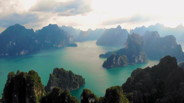 Khao Sok Tailândia, barco de cauda longa no parque nacional Khao Sok Tailândia — Vídeo de Stock