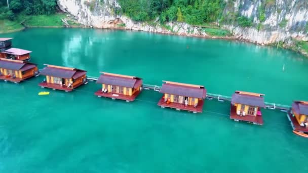Khao Sok Thailand Nationalpark Thailand, Paar im Urlaub in den schwimmenden Bungalows in Khao Sok Thailand — Stockvideo