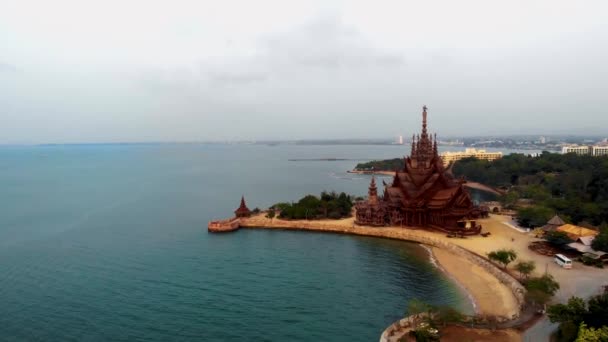 Heiligtum der Wahrheit Tempel Sonnenuntergang in Pattaya, Thailand, Teak-Essenz des Tempels — Stockvideo