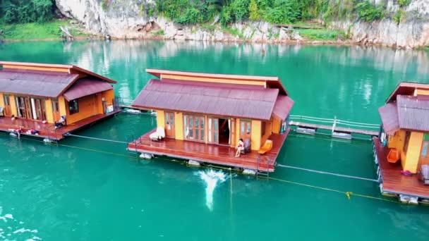 Khao Sok Thailand national park Thailand, couple man and woman on vacation at the floating bungalows in Khao Sok Thailand — Stock Video