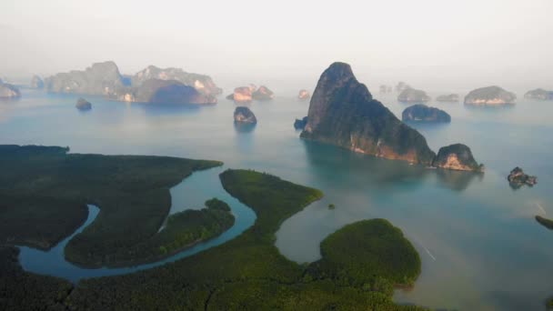Pemandangan udara Teluk Phang Nga, Pemandangan Indah Teluk Phang Nga dari Samet Nang She Viewpoint, Thailand. A — Stok Video