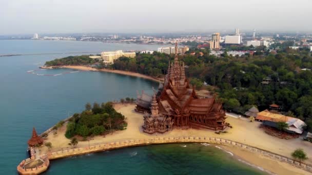 Heiligtum der Wahrheit Tempel Sonnenuntergang in Pattaya, Thailand, Teak-Essenz des Tempels — Stockvideo