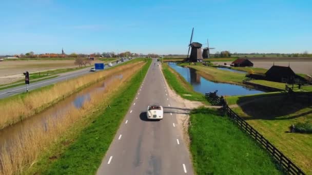 Schermerhorn Alkmaar Hollanda Nisan 2020, çift eski bir spor araba White Porsche 356 Speedster, Hollanda yel değirmeni köyü Schermerhorn — Stok video