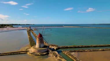 Marsala ve Trapani, Sicilya yakınlarındaki Saline dello Stagnone doğal rezervleri, Trapani tuz buharlaşma göletleri ve tuz tepeciklerinin hava resimleri. 