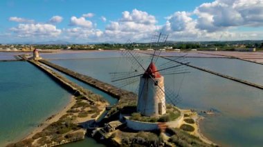 Marsala ve Trapani, Sicilya yakınlarındaki Saline dello Stagnone doğal rezervleri, Trapani tuz buharlaşma göletleri ve tuz tepeciklerinin hava resimleri. 
