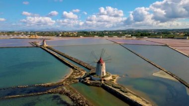 Marsala ve Trapani, Sicilya yakınlarındaki Saline dello Stagnone doğal rezervleri, Trapani tuz buharlaşma göletleri ve tuz tepeciklerinin hava resimleri. 