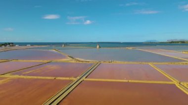 Marsala ve Trapani, Sicilya yakınlarındaki Saline dello Stagnone doğal rezervleri, Trapani tuz buharlaşma göletleri ve tuz tepeciklerinin hava resimleri. 