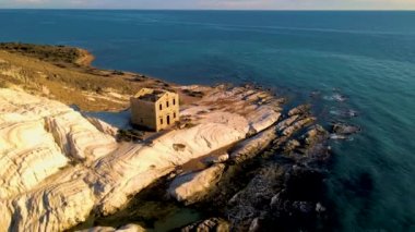 Punta Bianca, Agrigento Sicilya 'da. Beyaz kayalıklarda terk edilmiş eski bir taş evin kalıntıları var. Sicilya İtalya, çift İtalya 'da tatilde.