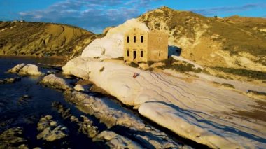 Punta Bianca, Agrigento Sicilya 'da. Beyaz kayalıklarda terk edilmiş eski bir taş evin kalıntıları var. Sicilya İtalya, çift İtalya 'da tatilde.