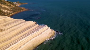 Scala dei Turchi, Sicilya, İtalya. Beyaz kayalık kayalıkların manzarası, turkuaz berrak su, kıyı turizmi, popüler turistik eğlence. Kireçtaşı kaya oluşumu. Tatil manzarası.