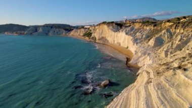 Scala dei Turchi, Sicilya, İtalya. Beyaz kayalık kayalıkların manzarası, turkuaz berrak su, kıyı turizmi, popüler turistik eğlence. Kireçtaşı kaya oluşumu. Tatil manzarası.