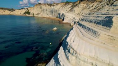 Scala dei Turchi, Sicilya, İtalya. Beyaz kayalık kayalıkların manzarası, turkuaz berrak su, kıyı turizmi, popüler turistik eğlence. Kireçtaşı kaya oluşumu. Tatil manzarası.
