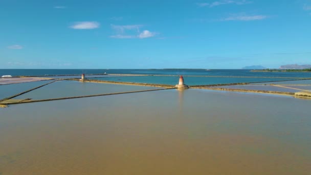 Rezerwat przyrody Saline dello Stagnone, niedaleko Marsali i Trapani, Sycylia., Zdjęcie lotnicze stawów odparowujących sól Trapani i kopców soli — Wideo stockowe