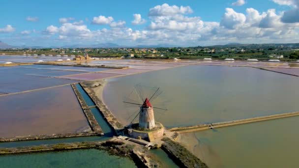 Naturreservat av Saline dello Stagnone, nära Marsala och Trapani, Sicilien., Flygfoto av Trapani saltavdunstningsdammar och salthögar — Stockvideo