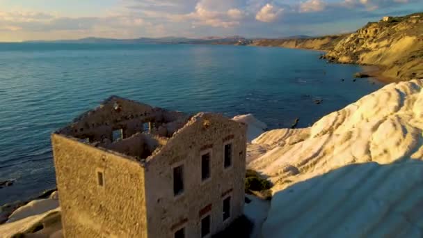 Punta Bianca, Agrigento Szicíliában Olaszország Fehér tengerpart régi romjai egy elhagyatott kőház fehér sziklák. Szicília Olaszország, házaspár nyaralni Olaszországban — Stock videók