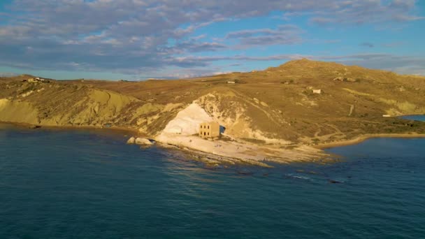 Punta Bianca, Agrigento Szicíliában Olaszország Fehér tengerpart régi romjai egy elhagyatott kőház fehér sziklák. Szicília Olaszország, házaspár nyaralni Olaszországban — Stock videók