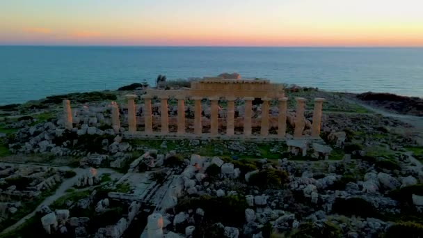 Selinunte, Temple, Sicilya, İtalya, Selinunte Sicilya arkeolojik sahasında gün batımı — Stok video