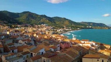 İtalya 'nın başkenti Palermo' daki Cefalu şehrinin kumlu plajı ve mavi denizi İtalya 'nın Sicilya kıyısında yer almaktadır. Cefalu.