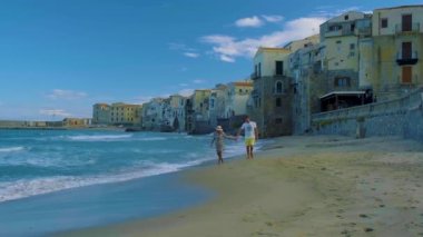 İtalya 'nın başkenti Palermo' daki Cefalu şehrinin kumlu plajı ve mavi denizi İtalya 'nın Sicilya kıyısında yer almaktadır. Cefalu.