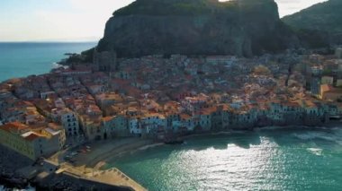 İtalya 'nın başkenti Palermo' daki Cefalu şehrinin kumlu plajı ve mavi denizi İtalya 'nın Sicilya kıyısında yer almaktadır. Cefalu.