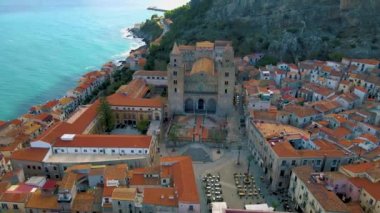 İtalya 'nın başkenti Palermo' daki Cefalu şehrinin kumlu plajı ve mavi denizi İtalya 'nın Sicilya kıyısında yer almaktadır. Cefalu.