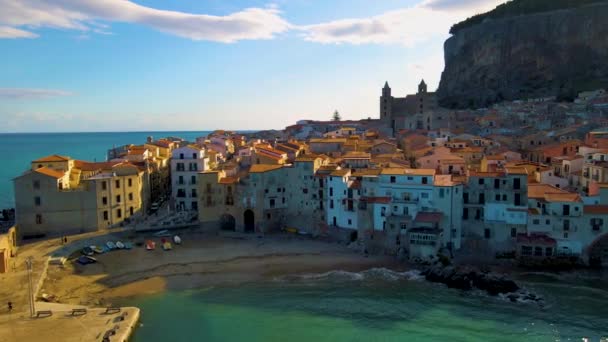 Піщаний пляж і блакитне море в Сефалу, місті в італійському місті Палермо, розташоване на тирренійському узбережжі Сицилії, Італія. Кефалу — стокове відео