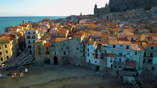 Sandstrand och blått hav i Cefalu, stad i italienska Metropolitan City of Palermo ligger på Tyrrenska kusten på Sicilien, Italien. Cefalu — Stockvideo
