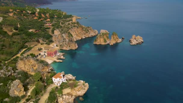 Malowniczy letni widok na Tonnara di Scopello. Piękny krajobraz Sycylii, Włoch, Europy. Spokojny poranny pejzaż Morza Śródziemnego — Wideo stockowe