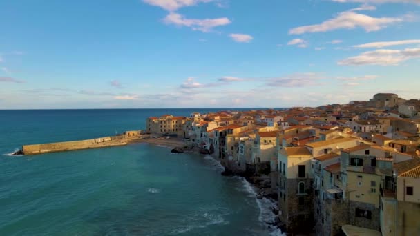 Zandstrand en blauwe zee in Cefalu, stad in de Italiaanse metropool Palermo gelegen aan de Tyrreense kust van Sicilië, Italië. Cefalu — Stockvideo