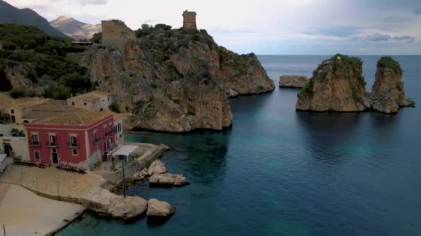 Malerische Sommer-Ansicht von Tonnara di Scopello. Schöne Landschaft von Sizilien, Italien, Europa. Ruhige Morgenlandschaft des Mittelmeeres — Stockvideo