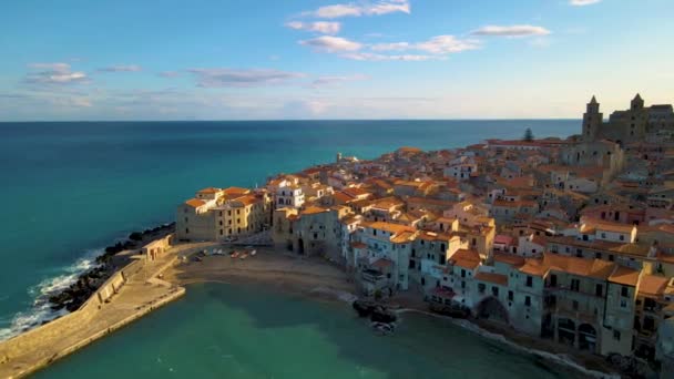 İtalya 'nın başkenti Palermo' daki Cefalu şehrinin kumlu plajı ve mavi denizi İtalya 'nın Sicilya kıyısında yer almaktadır. Cefalu. — Stok video