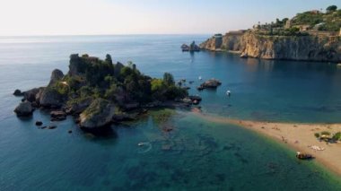 Taormina Sicilya Bella plajı gökyüzü manzaralı Taormina Sicilya 'nın Sicilya sahili ve adası boyunca uzanır.