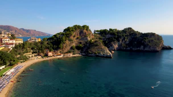 Taormina Sicilië Isola Bella strand vanuit de lucht uitzicht voer het eiland en het strand door Taormina Sicilië Italië — Stockvideo
