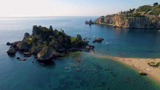 Taormina ซิซิลี Isola ชายหาดเบลล่าจากท้องฟ้า มุมมองทางอากาศ voer เกาะและชายหาดโดย Taormina ซิซิลี อิตาลี — วีดีโอสต็อก