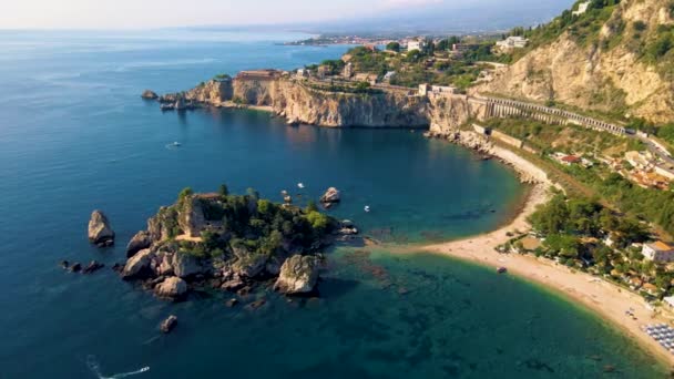 Taormina Sicília Isola Bella praia do céu vista aérea voer a ilha ea praia por Taormina Sicília Itália — Vídeo de Stock