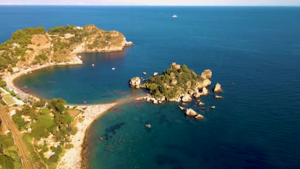 Taormina Sicilië Isola Bella strand vanuit de lucht uitzicht voer het eiland en het strand door Taormina Sicilië Italië — Stockvideo