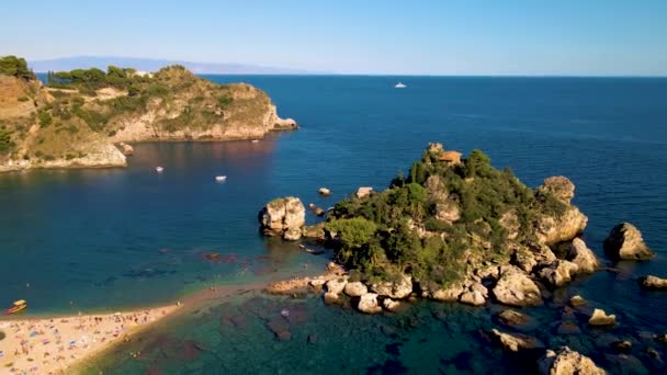 Taormina Sicílie Isola Bella pláž z oblohy letecký pohled voer ostrov a pláž Taormina Sicílie Itálie — Stock video