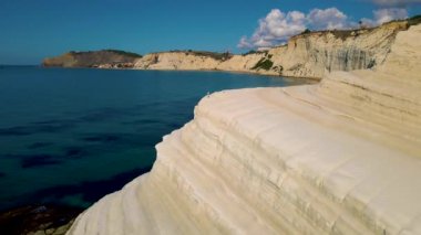 Scala dei Turchi, Sicilya, İtalya. Beyaz kayalık kayalıkların manzarası, turkuaz berrak su, kıyı turizmi, popüler turistik eğlence. Kireçtaşı kaya oluşumu. Tatil manzarası.