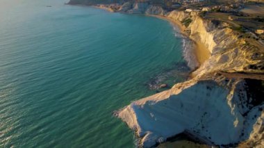 Scala dei Turchi, Sicilya, İtalya. Beyaz kayalık kayalıkların manzarası, turkuaz berrak su, kıyı turizmi, popüler turistik eğlence. Kireçtaşı kaya oluşumu. Tatil manzarası.