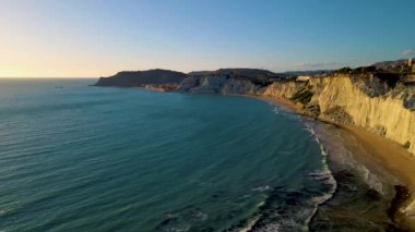 Scala dei Turchi, Sicilya, İtalya. Beyaz kayalık kayalıkların manzarası, turkuaz berrak su, kıyı turizmi, popüler turistik eğlence. Kireçtaşı kaya oluşumu. Tatil manzarası.