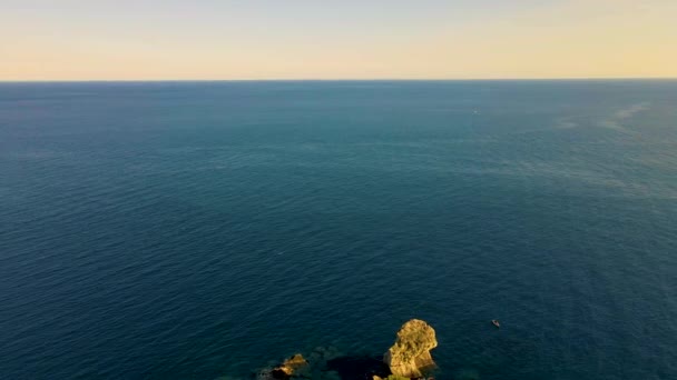 Taormina Sicílie Isola Bella pláž z oblohy letecký pohled voer ostrov a pláž Taormina Sicílie Itálie — Stock video