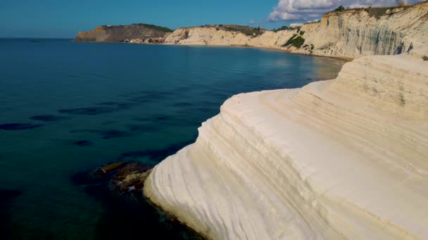 Scala dei Turchi, Szicília, Olaszország.Légi kilátás a fehér sziklás sziklák, türkiz tiszta víz.Szicíliai tengerparti turizmus, népszerű turisztikai attrakció.Mészkő szikla kialakulása a tengerparton.Utazási nyaralás táj — Stock videók