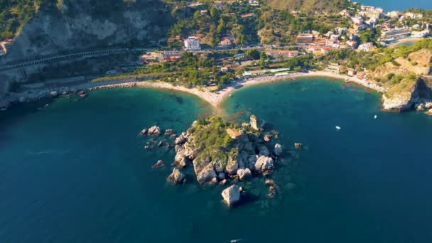 Taormina Sicilië Isola Bella strand vanuit de lucht uitzicht voer het eiland en het strand door Taormina Sicilië Italië — Stockvideo