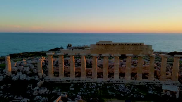 Selinunte, Temple, Sicilya, İtalya, Selinunte Sicilya arkeolojik sahasında gün batımı — Stok video