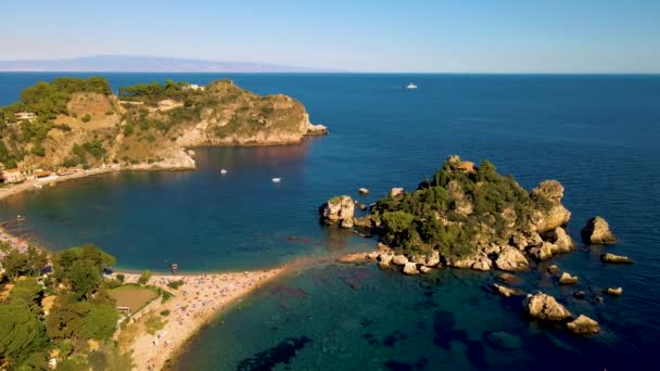 Taormina Szicília Isola Bella strand az égből légi kilátás voer a sziget és a strand Taormina Szicília Olaszország — Stock videók