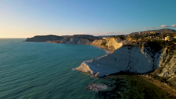 Scala dei Turchi, Sicílie, Itálie.Letecký pohled na bílé skalnaté útesy, tyrkysová průzračná voda.Sicilská přímořská turistika, oblíbená turistická atrakce.Vápencová skalní formace na pobřeží. — Stock video