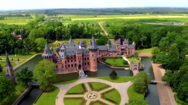 Oude historische tuin bij Kasteel de Haar Nederland Utrecht op een stralende zomerdag, jong stel mannen en vrouw van middelbare leeftijd wandelen in de kasteeltuin — Stockvideo