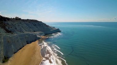 Scala dei Turchi, Sicilya, İtalya. Beyaz kayalık kayalıkların manzarası, turkuaz berrak su, kıyı turizmi, popüler turistik eğlence. Kireçtaşı kaya oluşumu. Tatil manzarası.