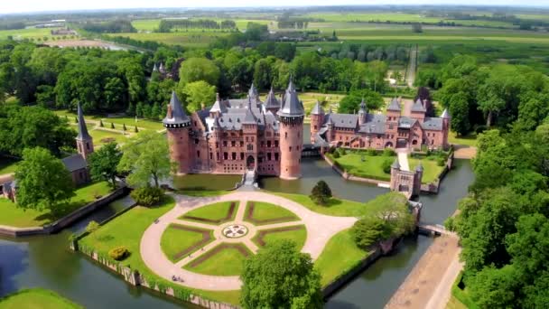 Παλιό ιστορικό κήπο στο Castle de Haar Ολλανδία Ουτρέχτη σε μια φωτεινή καλοκαιρινή ημέρα, οι νέοι άνδρες ζευγάρι και η γυναίκα μέση ηλικία με τα πόδια στον κήπο κάστρο — Αρχείο Βίντεο
