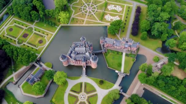 Alter historischer Garten am Schloss de Haar Niederlande Utrecht an einem hellen Sommertag, junges Paar Männer und Frauen mittleren Alters spazieren im Burggarten — Stockvideo